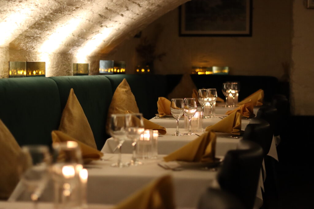 best reastaurant near Monumant street station